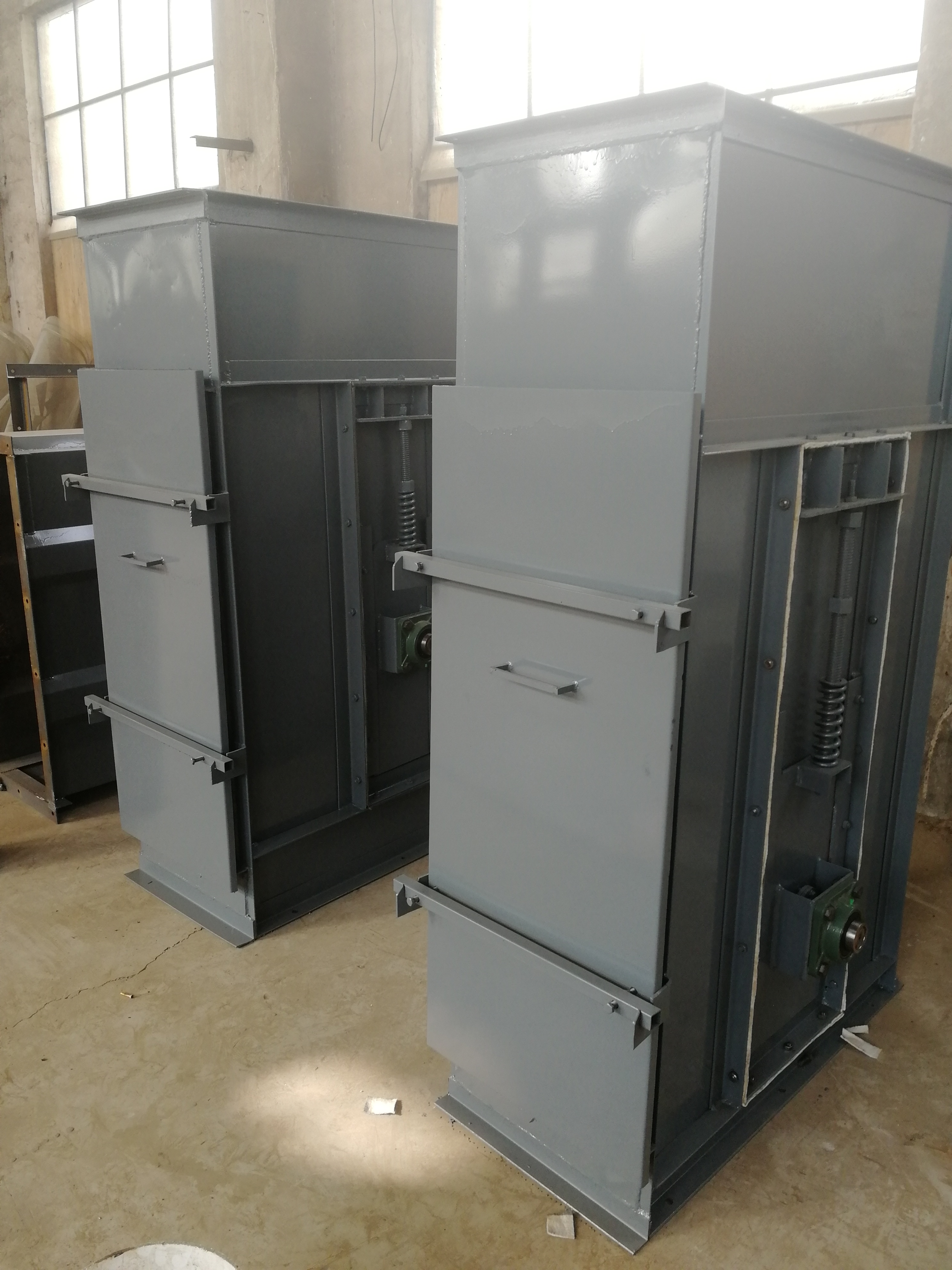 石膏塊粉挖斗式提升機廠家介紹其應(yīng)用(石膏礦提升機)